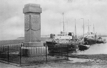 Loodsboten bij het loodswezen monument, Delfzijl