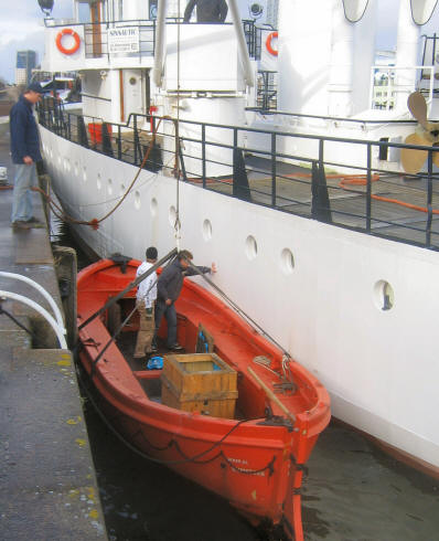 De reddingssloep "General" tussen wal en schip